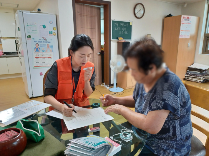 장안구보건소 치매안심센터 담당자가 경로당에서 조기검진을 실시하고 있다.