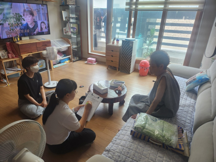 인계동 행정복지센터 간호직 공무원이 건강특화사업 대상자에게 건강 및 복지상담을 제공하고 있다.