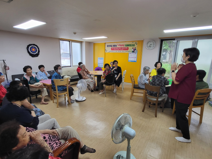 원천동 경로당 어르신 대상 치매예방교실을 진행하고 있다.