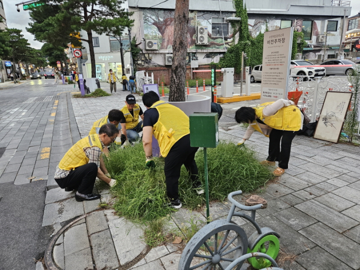 잡초 제거하는 주민자치회 위원들