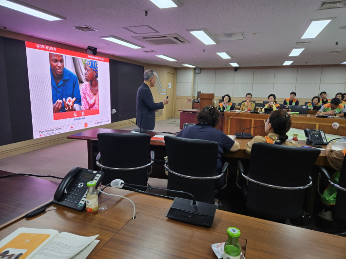 갑자기 재난을 당한 사람에게 어떻게 다가가서 도와야 하는지 체계적으로 여러가지 상황과 환경을 이해하는 것이 무엇보다중요하다는 강의를 박근창강사는 말하고 있다. 