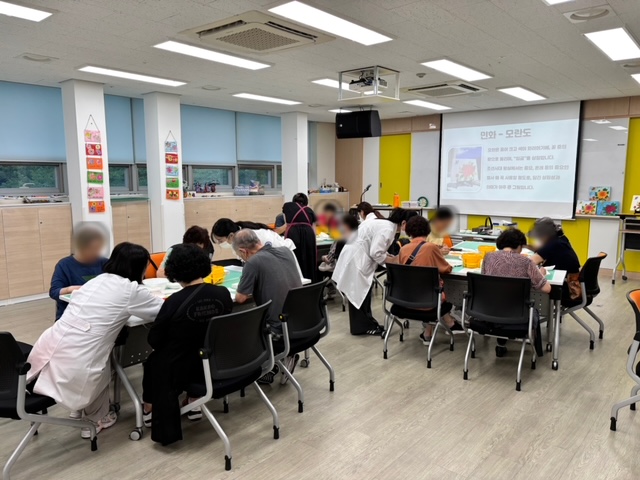 장안구 치매안심센터 쉼터에서 민화 모란도 그리기 특강 진행중이다.