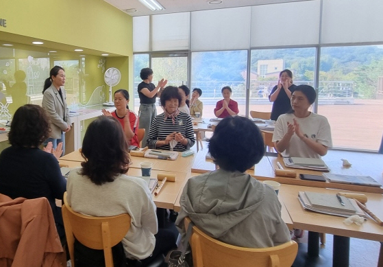 지역 주민들이 새마을 문고 특성화 프로그램을 수강하고 있다.
