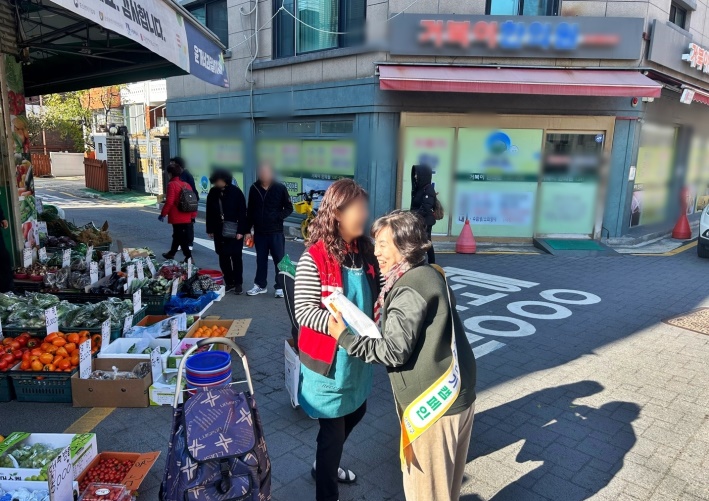 장안구 관내 시장에서 착한가격업소 홍보 캠페인을 진행하고 있다.