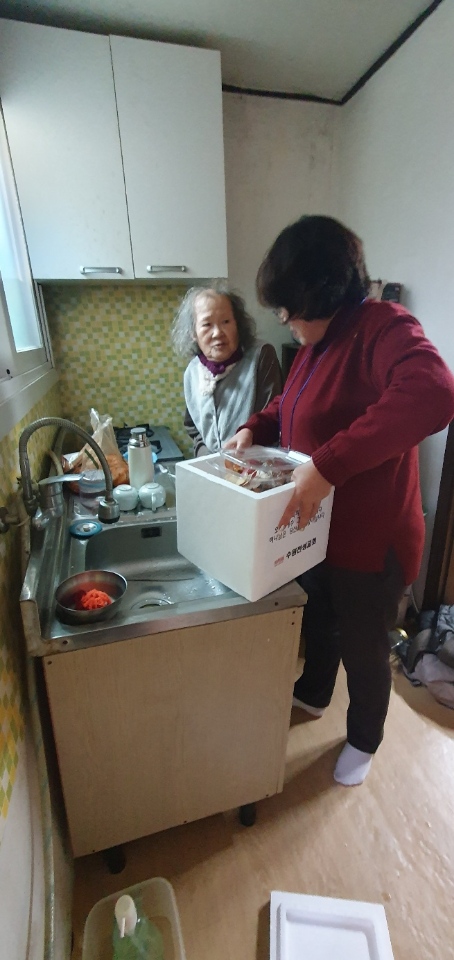 명예사회복지공무원인 천성교회 한 성도가 홀몸어르신 댁을 방문하여 김치를 전달하고, 정리를 도와주고 있다. 
