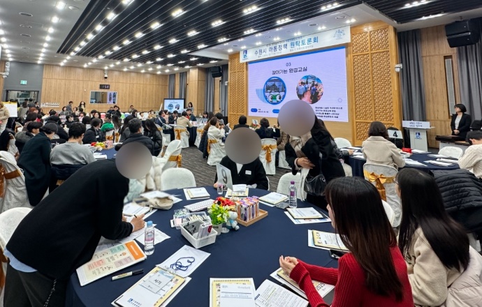 중회의실에서 원탁토론회가 진행되고 있는 모습