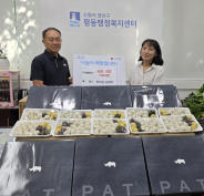 오병균 최미삼순대국 대표가 동 행정복지센터에 물품을 전달하고 있다.