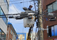 전기시설물 유지관리 업체 직원이 전기시설물 점검을 실시하고 있다.