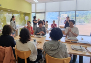 지역 주민들이 새마을 문고 특성화 프로그램을 수강하고 있다.