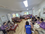 경로당 결연행사 진행(캘리그라피 액자만들기)