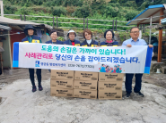 지역사회보장협의체 위원들이 쪽방촌에 물품을 전달하고 있다