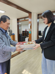 우만4단지 경로당 에 만두를 전달함.( 사진은 정필훈 우만 4단지 경로당회장, 우만1동 행정복지센터 조경미 주무관)