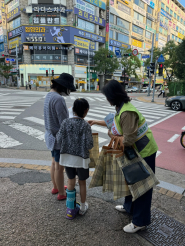 영통3동 지역사회보장협의체에서 주민들을 대상으로 수원새빛돌봄 사업 홍보를 실시하고 있다.