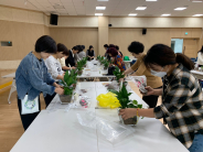 주민들이 원예체험 활동을 하고있다.