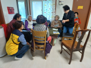 행궁동 지역사회보장협의체 위원들이 경로당을 방문하여 새빛돌봄 서비스에 대해 설명하고 있다.