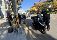 장안구 경제교통과 및 환경위생과 직원들이 장안구청사거리에서 수원중부경찰서 및 한국교통안전공단과 함께 불법 이륜자동차 단속을 하고 있다