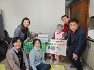 유산 기부 약정 어르신께 화서1동에서 김장김치를 전달하고있다.