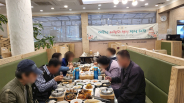 수원시 팔달구 고등동(동장 이종덕)은 지난 14일. 11월 생신을 맞이한 독거 어르신 7명을 대상으로 ‘사랑의 생신 밥상’ 행사를 진행하였다.