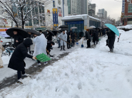 공직자들이 28일 오전 제설작업을 하고 있다.     