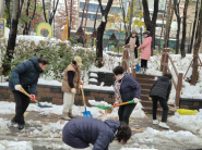 곡선동 통장협의회는 11월 28일 오후 1시부터 2시 30분까지 곡선동 행정복지센터(동수원로146번길 174)에서 하나로마트 곡반정점(곡선로 49번길)이 있는 골목길을 제설작업 했다