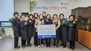 인계동 행정복지센터에서 여우천사 카페 관계자들이 기념촬영을 하고 있다.