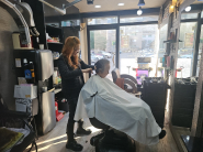 '클로젯헤어' 한은진원장이 사랑의 미용서비스를 진행하고 있다. 