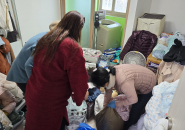 조원1동 지역사회보장협의체 위원들이 한부모 가정의 집에서 주거환경 개선사업 자원봉사활동을 하고있다.