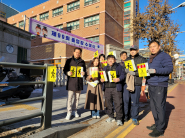 보행자주의 표지판을 부착한 곡선동 주민자치위원 및 공무원 단체사진