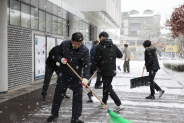 지난 폭설시 이상균 팔달구청장이 지역을 돌며 제설작업을 진행하였다.