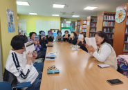 장안구 조원2동 새마을문고 회원들이 행사에 사용할 추천 도서를 검토하고 있다.