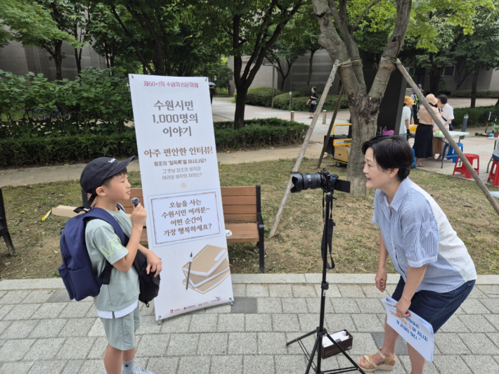 고찬휘 학생과 눈높이를 맞추고 있는 조훈희 활동가의 모습.