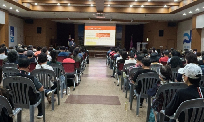 음식점 영업자들 대상으로 식품위생교육 중인 모습