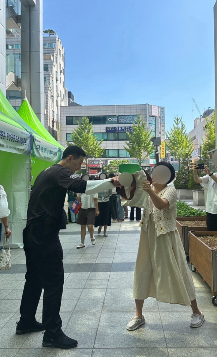 박승천 지부장이 체험자를 대상으로 흉기방어 교육을 실시하고 있다.