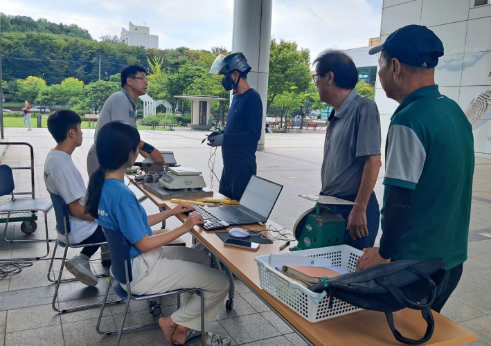 장안구 경제교통과에서 상거래용 계량기 2차검사를 실시하고 있다.