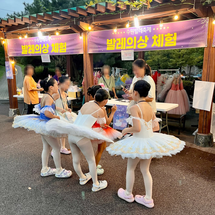 발레요정은 수원발레축제 만족도조사 QR코드를 안내하는 중