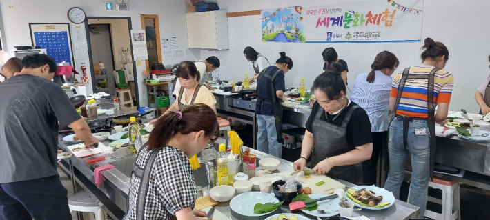 강사 시범보이기가 끝나자 각자 실습에 들어가 몰두하고 있는 수강생들