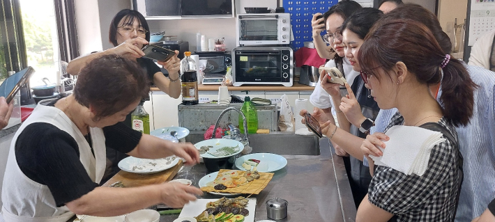 배움에 열중인 수강생들. 스마트폰으로 기록을 남기고 있다.