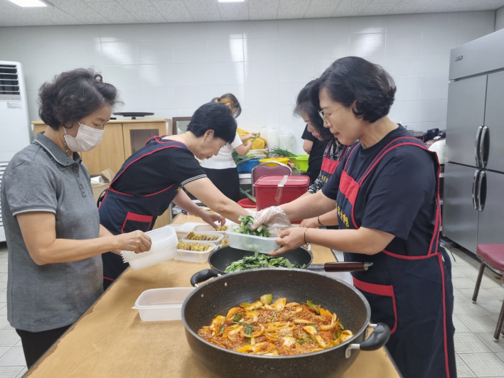 호매실동 한국자유총연맹 위원들이 반찬을 정성스레 만들고 있다