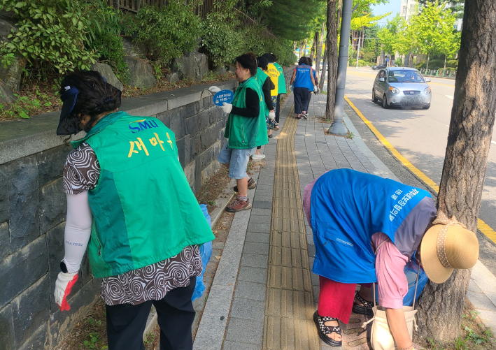 조원2동 단체들이 대청소를 실시하고 있다.