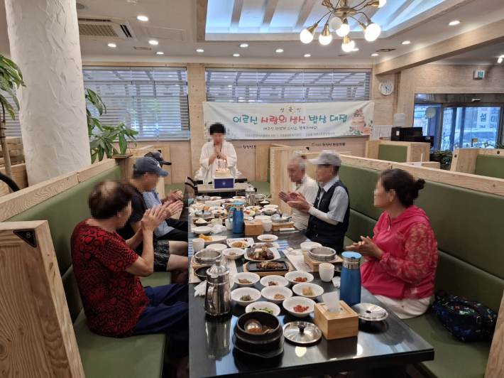 수원시 팔달구 고등동은 9월 생신을 맞이한 독거 어르신을 대상으로 '사랑의 생신 밥상' 사업을 추진했다.