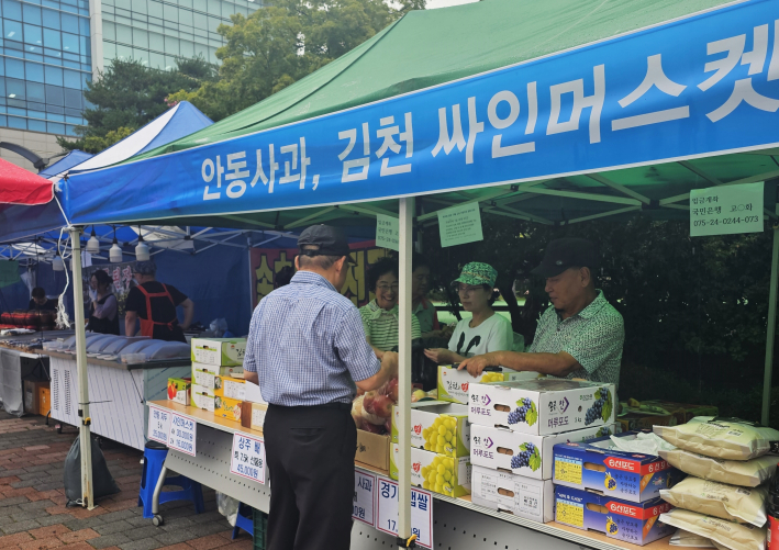 장안구청 광장에서 장안구 지역사회보장협의체 바자회가 열렸다 