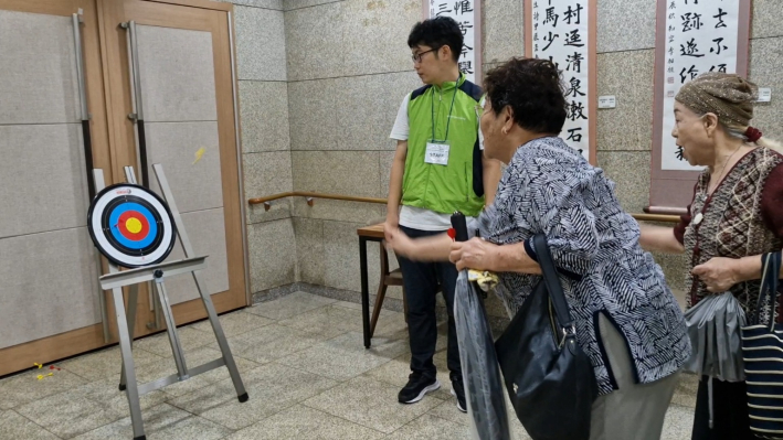 한궁에 열중하고 있는 어르신