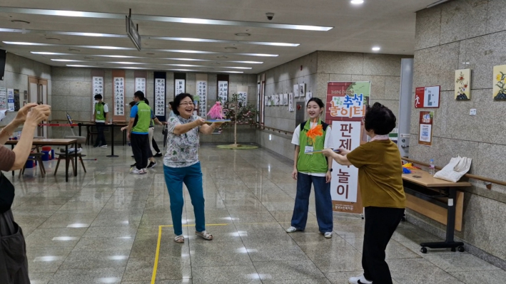 판제기를 하고 있는 어르신들... 모두가 열광한다.