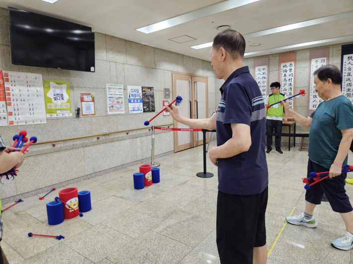 투호를 하고 있는 어르신들 