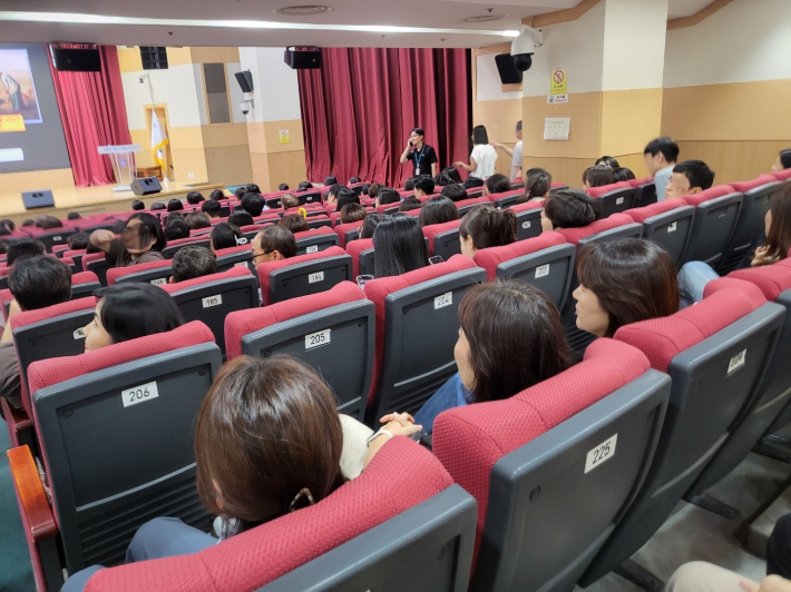 강당을 빼곡히 매운 청중들, '진정 그림을 사랑한 고흐, 그를 사랑한 사람들이 이렇게 많았구나' 문득 생각이 들었다. 