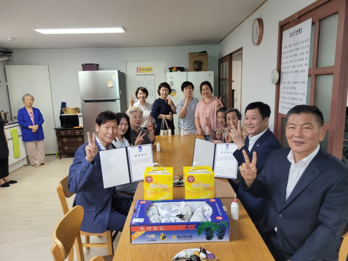 매탄2동 주민자치회와 한국1차아파트 경로당이 1:1 결연 협약식을 진행하였다.