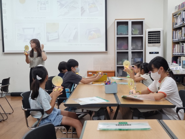 소원 등을 만드는 과정을 자세하게 설명하는 강사의 말에 어린이들이 집중하고 있다. 