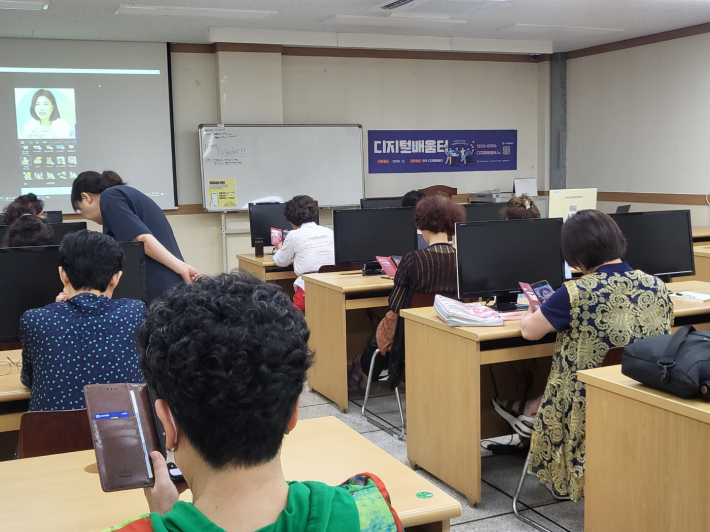 스마트폰 활용 교육에 집중하고 있는 뒷모습들이 사뭇 진지하다.