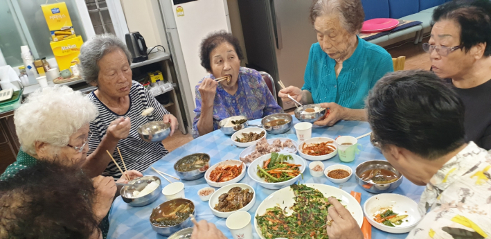 이날 봉사로 스물여 분의 어르신들이 손수 만든 보쌈과 전, 반찬들로 맛있게 점심을 드시고 있다. 