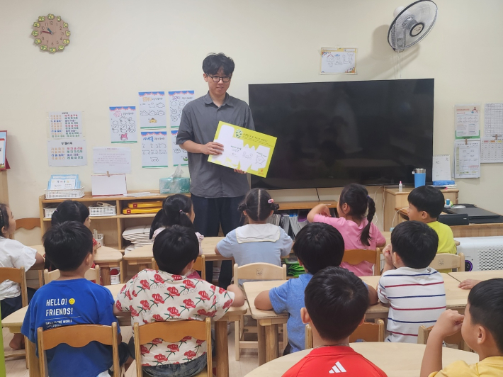 매교동에서 관내어린이집 원아 대상으로 폐건전지 수거통 만들기 키트를 배포하고 있다.